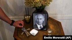 На вході в один із українських ресторанів. Київ. Фото 2022 року