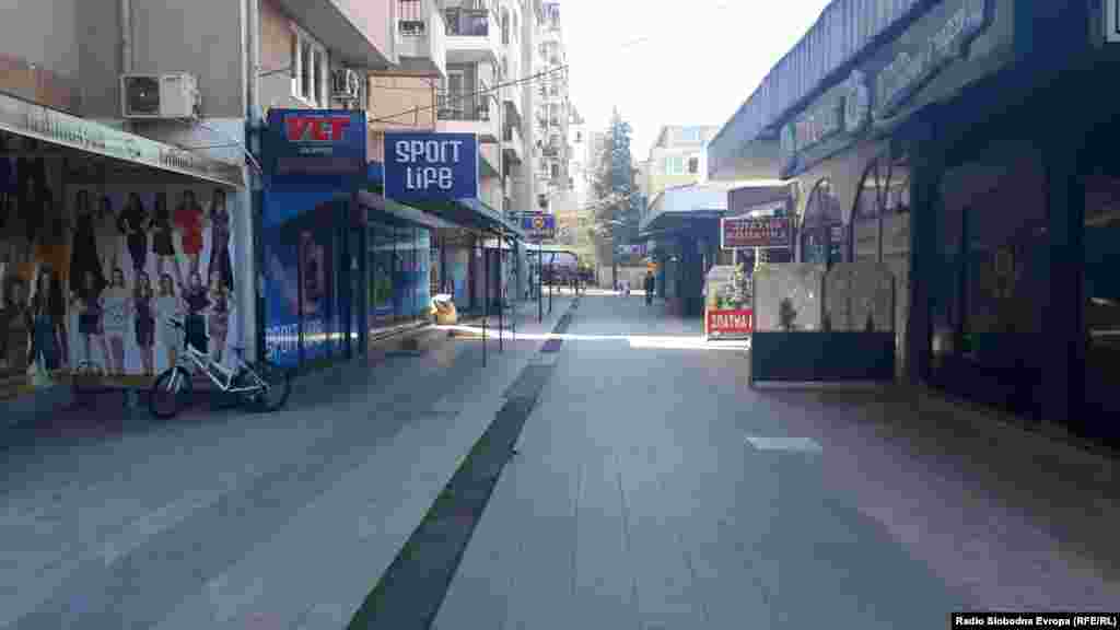 Затворени дуќани во трговскиот центар Лептокарија во Скопје