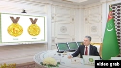 Gurbanguly Berdimuhamedow alabaý itleriniň arasynda geçiriljek bäsleşikde ýeňiji bolan ite beriljek medalyň nusgasyny tassyklady.