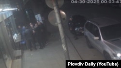 Кадър от друга орханителна камера на пловдивската ул. "Лев Толстой" показва момента, в който на мястото са пристигнали още четирима мъже в черни дрехи, за да нанесат побой над няколко клиенти на денонощния магазин.