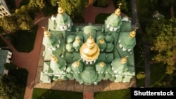 Собор приймає Софія Київська – одна з небагатьох уцілілих споруд часів України-Русі (11-е століття). Одна з найголовніших християнських святинь Східної Європи, історичний центр Київської митрополії