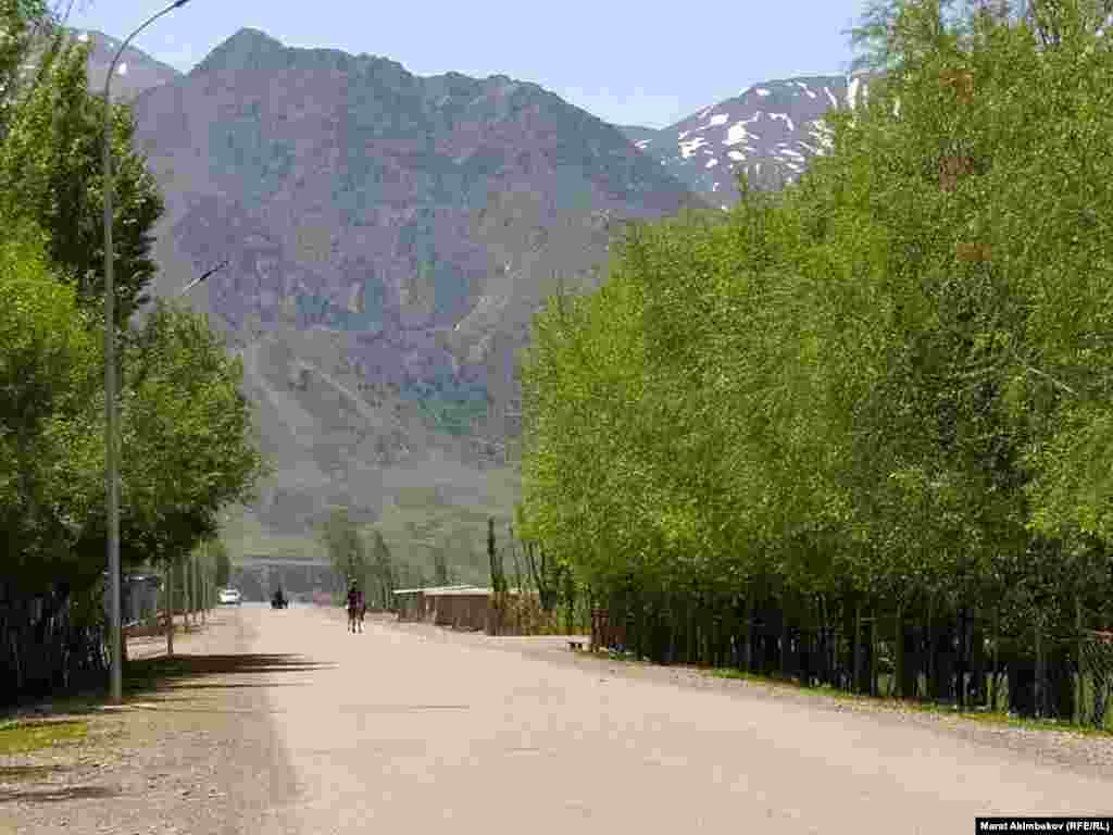 Кырдаал курчугандан улам Чоң-Алайдын чек аралаш аймактагы бир нече айылдары ичкериге карай эвакуацияланган.