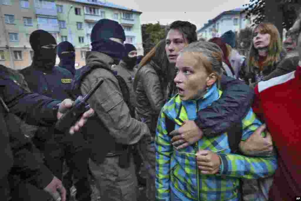 Жінка кричить на міліцію під час акції 8 вересня &nbsp;