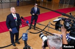 Прем'єр-міністр Угорщини Віктор Орбан спілкується із ЗМІ під час саміту лідерів Європейського Союзу в Брюсселі, Бельгія, 26 червня 2025 року