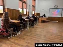 Cei patru elevi care studiază la gimnaziul din Ceatalchioi. Doi sunt în clasa a cincea, altul - în a șasea, iar al patrulea - în a opta.