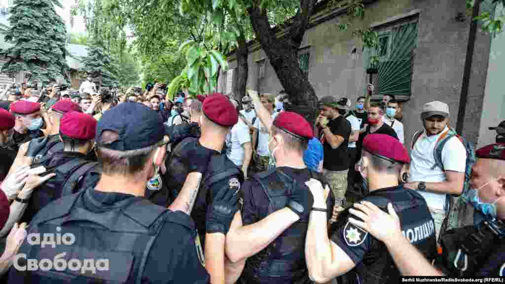 Під час першого засідання, 12 червня, до суду прийшло&nbsp;кілька публічних осіб із проханням про взяття Сергія Стерненка на поруки: колишня виконувачка обов&#39;язків міністра охорони здоров&rsquo;я Уляна Супрун, колишній в&rsquo;язень угруповання &laquo;ЛНР&raquo; Володимир Жемчугов, депутати Верховної Ради Михайло Бондар, Ярослав Юрчишин, Марія Іонова, Ольга Стефанишина та інші політики й громадські діячі