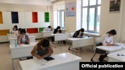 Выпускники по время сдачи теста «Алтын тамга». Город Бишкек, 18 июня 2020 г. Иллюстративное фото.