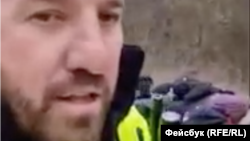 Динко Вълев с пушка и мъже на земята до него