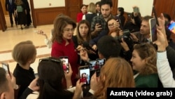 Аида Балаева в окружении журналистов