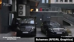 Цей же Mercedes журналісти зустріли в центрі Києва вже наступного дня, запаркованим разом з тим же мікроавтобусом супроводу