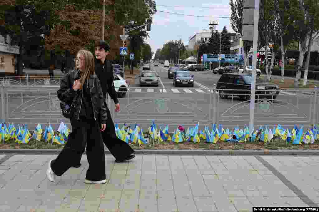 Народний меморіал із прапорців, який вшановує загиблих військових із Донеччини