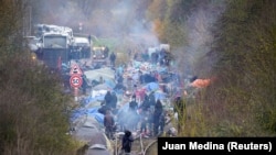 Французские полицейские ликвидируют импровизированный лагерь нелегальных мигрантов в Лун-Пляже недалеко от Дюнкерка. 30 ноября 2021 года