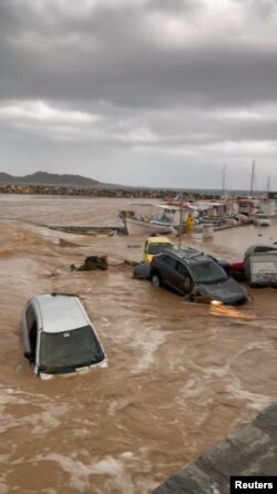 Закъсали автомобили се виждат на кадри от наводненията в Науса, на остров Парос, Гърция, 31 март 2025 г.