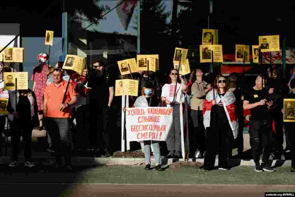 Людзі з партрэтамі палітвязьняў