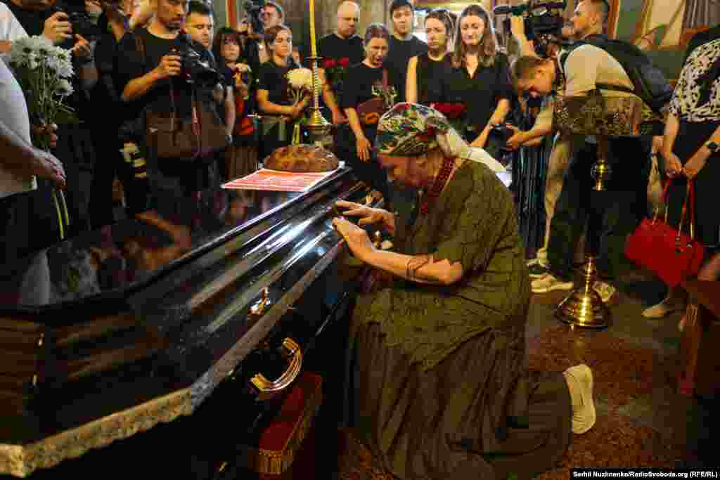 Від початку великої війни Вікторія працювала в гарячих точках на фронті, зокрема, на окупованих РФ територіях