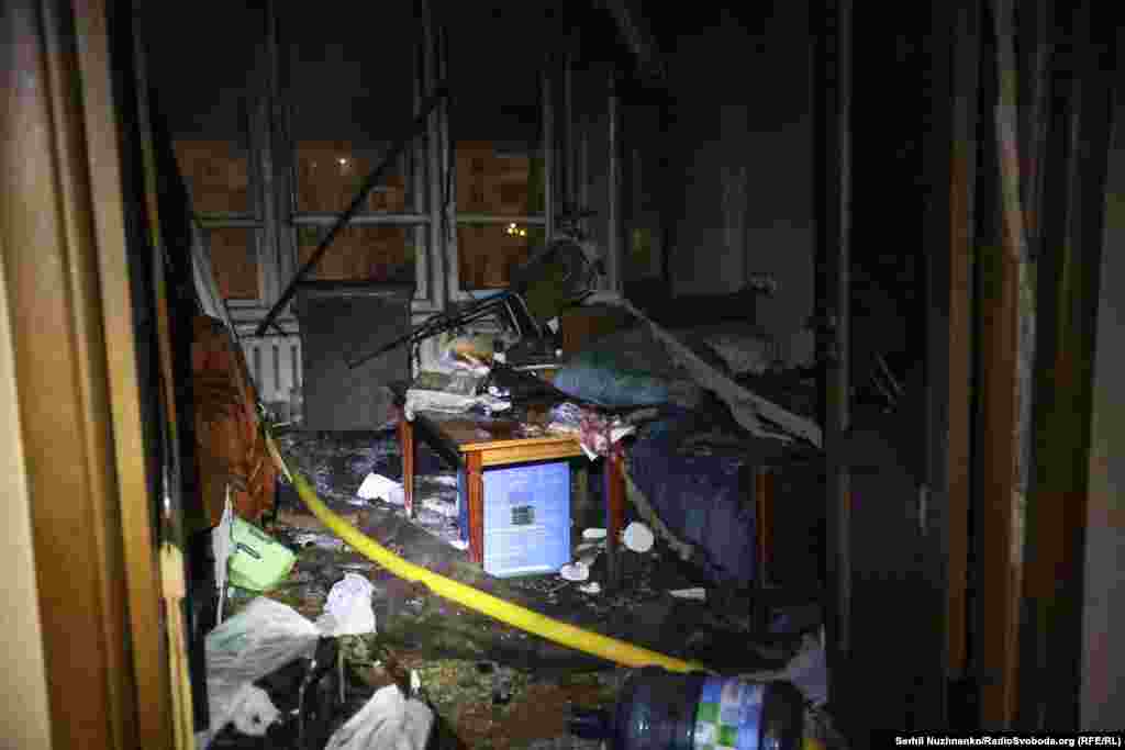 Такий вигляд має одна з квартир у житловому будинку в Печерському районі Києва, який був пошкоджений внаслідок нової комбінованої атаки РФ. У ньому горіли помешкання на кількох поверхах