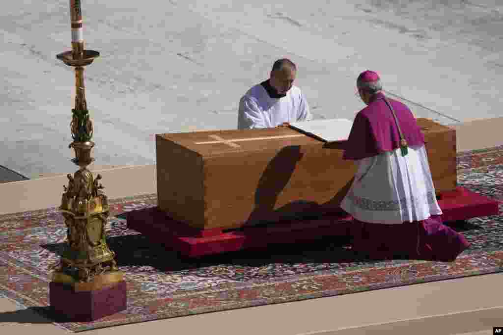 Архібіскуп Дыега Джавані Равэлі ля труны папы Францішка на пляцы Сьвятога Пятра ў Ватыкане ў суботу, 26 красавіка 2025 году