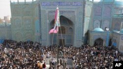 د طالبانو تر بیا ځلي واکمنۍ مخکې په مزار شریف کې د نوروز په ورځ پر روضې د جنډې په پورته کولو نوروز په ځانګړو او پراخو مراسمو لمانځل کیده.