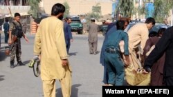 آرشیف، نیروهای افغان در حال کمک به فردیکه در هلمند زخمی شده است.