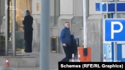 За годину те ж авто привезло чоловічий костюм – і той же чоловік заніс його на паркінг