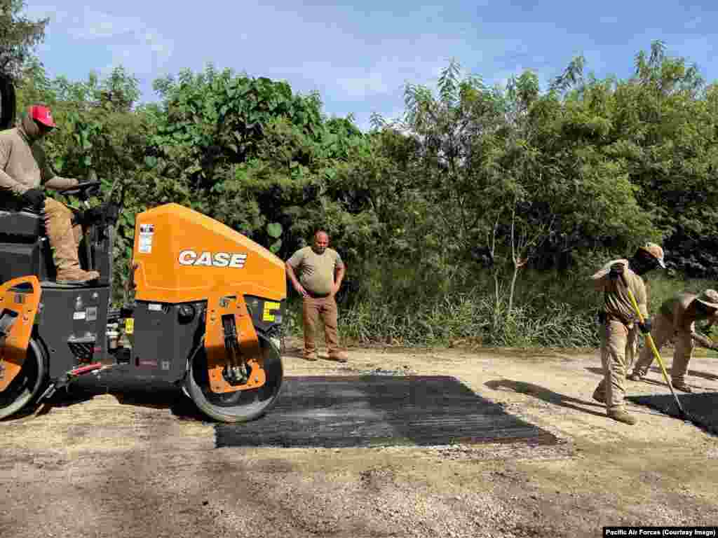 Военные инженеры восстанавливают инфраструктуру на Тиниане. Фото опубликовано 30 сентября.«Строительство нового — это не выход, и это очень дорого», — заявил лейтенант Фрэнк Блаз в видео Военно-воздушных сил, рассказывающем о восстановлении инфраструктуры на Тиниане времён Второй мировой войны. «Ремонт и восстановление того, что есть, — гораздо более экономически выгодное решение», — добавил он