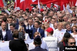 Польська правляча партія проводить «Патріотичний марш» у Варшаві