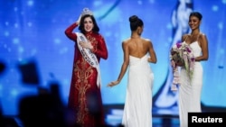 فاطیما بوش، نمایندهٔ مکزیک، پس از تاج‌گذاری به عنوان ملکهٔ زیبایی جهان در سال ۲۰۲۵