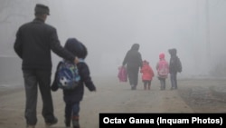 17% din copiii de la țară merg zilnic pe jos peste 8 kilometri ca să ajungă la școală.