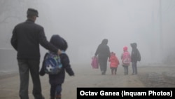 Elevi care merg la școală în mediul rural 