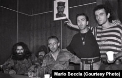 Slavko Aleksić (krajnje lijevo) sa srpskim dobrovoljcima; prvi desno dobovoljac iz Grčke, do njega dobrovoljac iz SAD-a srpskog porijekla. Fotografiju je RSE ustupio autor Mario Boccia isključivo za potrebe teksta o snajperskom djelovanju na Sarajevo.