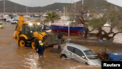 Кадри от наводненията в Гърция