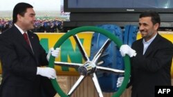 Türkmenistanyň prezidenti Gurbanguly Berdimuhamedow we Eýranyň şol döwürdäki prezidenti Mahmud Ahmedinejad Döwletabatda täze gazgeçirijiniň açylyş dabarasyna gatnaşýarlar. 2010-njy ýylyň ýanwar aýy