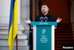 Президент України Володимир Зеленський виступає під час двосторонньої пресконференції з прем'єр-міністром Ірландії Майклом Мартіном в урядових будівлях під час державного візиту до Ірландії в Дубліні, Ірландія, 2 грудня 2025 року