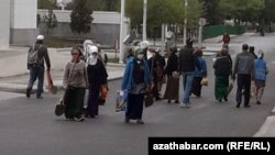 Azatlygyň ýerli söhbetdeşleri prezidentiň saparlarynyň dowamynda sebitiň adaty durmuşynyň doly togtaýandygyny aýdýarlar.