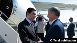 G.Berdimuhamedow (ç) we Almazbek Atambaýew (s), Bişkek, 5-nji awgust, 2015. 