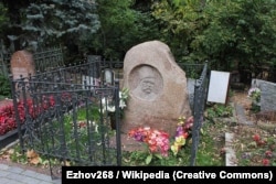 Могила Володимира Гіляровського у Москві