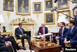 Президент США Дональд Трамп у супроводі віцепрезидента Джей Ді Венса та держсекретаря США Марко Рубіо зустрічається з генсекретарем НАТО Марком Рютте в Овальному кабінеті Білого дому у Вашингтоні, США, 14 липня 2025 року