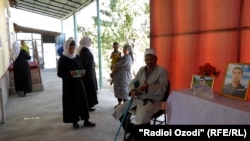 Сӯгвории хонаводаи Илҳом Баротов.