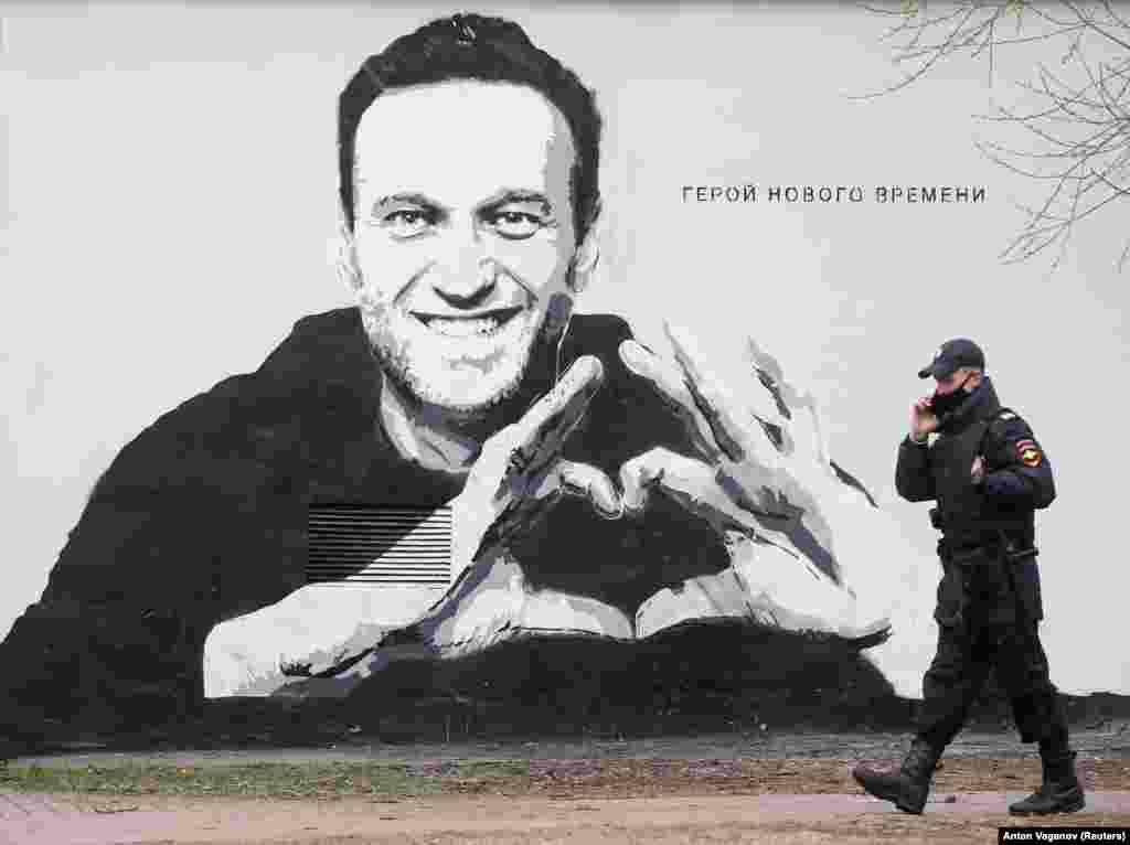 Поминаа само неколку часа пред да пристигне полицијата во родниот град на претседателот Владимир Путин, а властите наредија да се префарба.