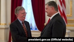 Президент України Петро Порошенко і радник президента США з питань національної безпеки Джон Болтон. Київ, 24 серпня 2018 року