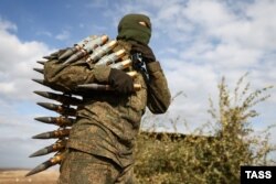 Российский военный в зоне боевых действий в Украине