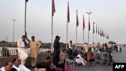 وروسته له هغې چې په جناح نړیوال هوايي ډګر کې ټولې کورنۍ او نړیوالې الوتنې لغوه شوې، مسافر بهر انتظار کوي. نېټه: د مې ۷، ۲۰۲۵