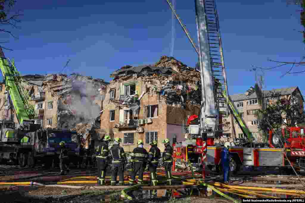 Paýtagtyň Darnytskiý etrabynda gözleg we halas ediş işleri dowam edýär. Halas edijiler zeper ýeten binanyň ýokarky gatyna çykmak üçin ýörite enjamlary we tehnikany ulanýarlar.