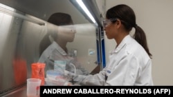 Cercetător care lucrează la un vaacin în laboratorul Novavax din Maryland, Statele Unite