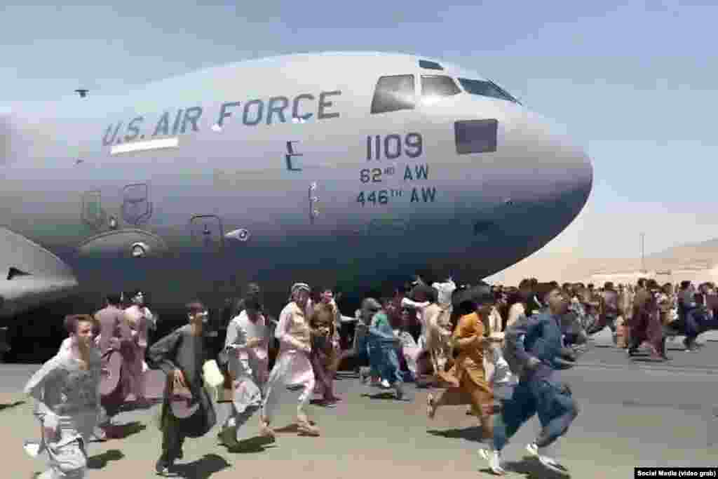 به دنبال سقوط کابل به دست طالبان، هزاران افغان&zwnj; به سوی طیاره&zwnj;های نظامی غول پیکر نیروی هوایی ایالات متحده و متحدان بین&zwnj;المللی اش هجوم بردند. این طیاره&zwnj;ها در میدان هوایی کابل مصروف انتقال شهروندان و دیپلومات&zwnj;های خارجی و نیز آنعده از افغان&zwnj;هایی بودند که با نیرو های تحت رهبری ناتو در افغانستان سال&zwnj;های سال همکاری کرده بودند. به دنبال تسلط دوباره طالبان بر شهر کابل، نیروهای بین&zwnj;المللی روند دو هفته&zwnj;ای انتقال همکاران افغان خود را آغاز کردند. این روند از همان آغاز با هرج و مرج به همراه بود، طوری&zwnj;که حداقل سه افغان از بدنه یک طیاره نظامی غول پیکر نیروی هوایی ایالات متحده پایین افتادند و جان دادند. 