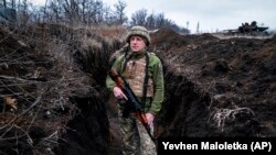 Український військовий у зоні бойових дій на Донбасі, поблизу міста Красногорівка, за 25 кілометрів від Донецька