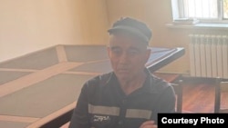 Зубайдуллоҳи Розиқ дар маҳбас. Акс аз лаҳзаи суҳбати Абдусаттор Бобоев бо зиндониён