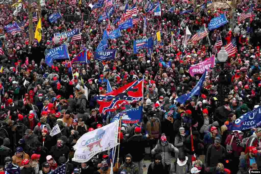 Un grup de protestatari adunați în fața Capitoliului Statelor Unite ale Americii. Mulțimea s-a luat la bătaie cu polițiștii adunați să protejeze ceremonia de învestire a lui Joe Biden.&nbsp;În urma asaltului, cinci oameni au murit, iar protestatarii au reușit să pătrundă în incinta clădirii.