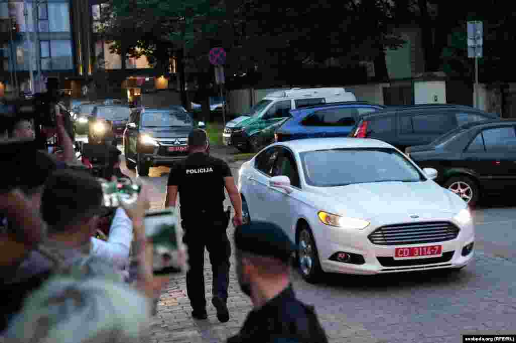 Прыезд аўтамабіляў у амбасаду