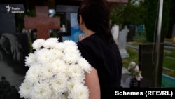 Євгенія Ластовецька біля могили чоловіка